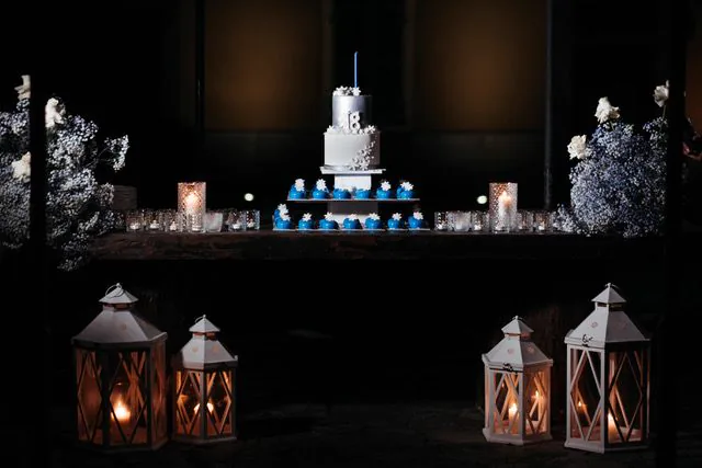 Torta a piani e allestimento a lume di lanterna per un anniversario a Villa Balbiano