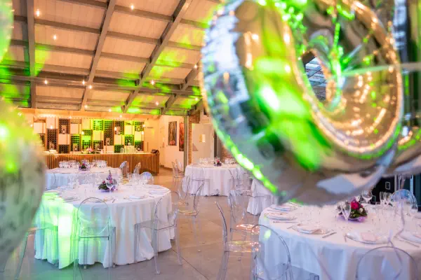 Sala vetrata illuminata e allestita per una festa di compleanno