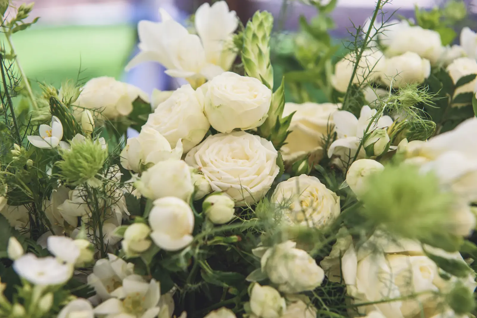 Dettaglio di rose bianche in un allestimento di matrimonio a Villa Balbiano