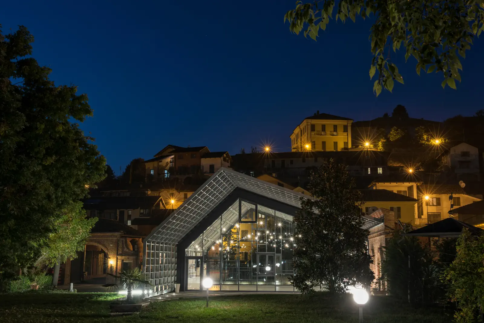Villa Balbiano illuminata di sera