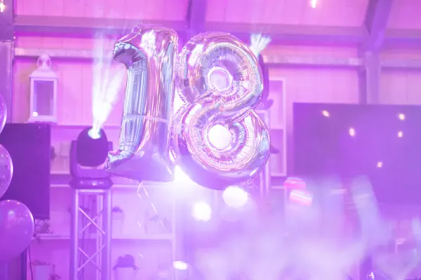 Sala allestita con giochi di luce per una festa di diciottesimo compleanno
