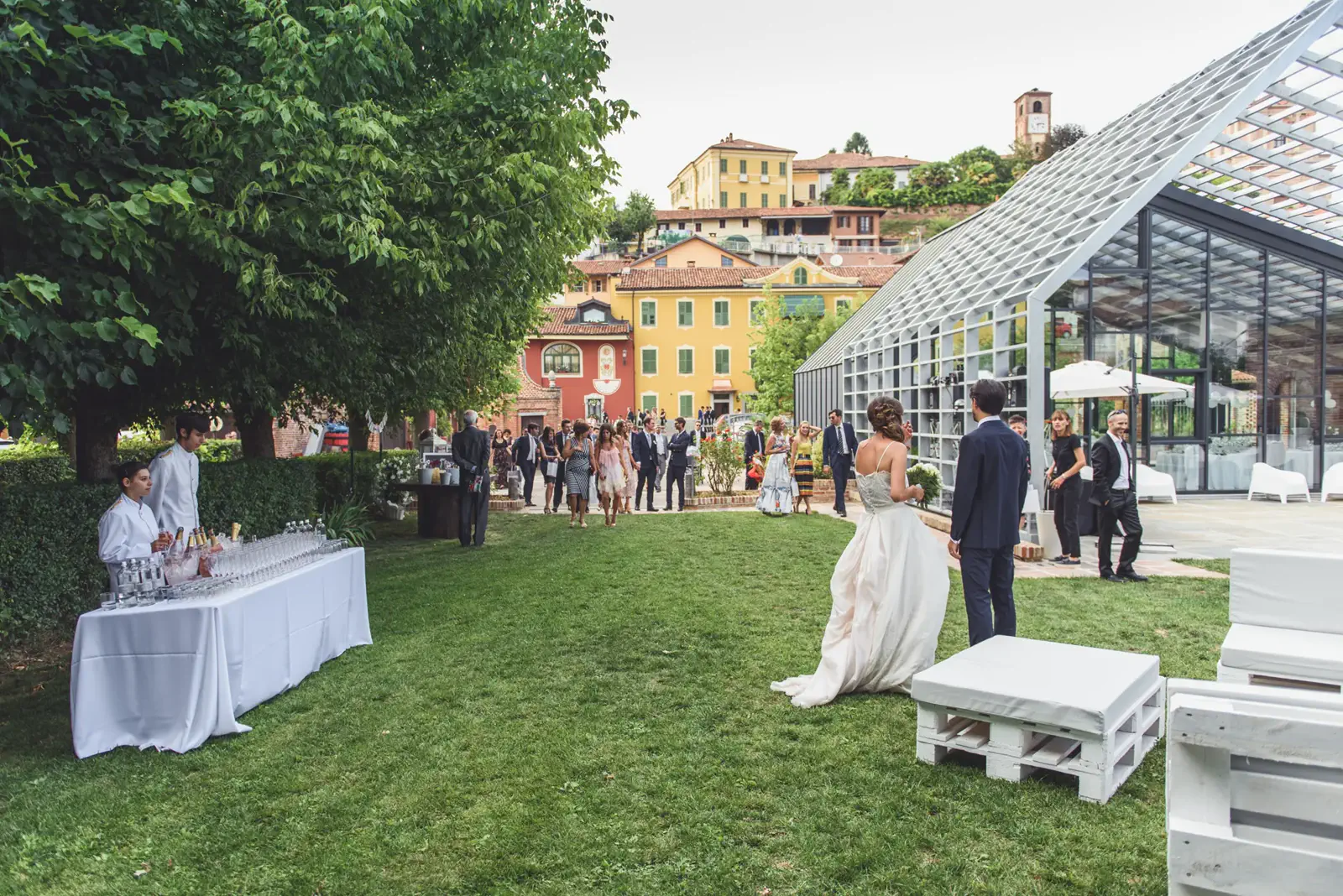 La sala vetrata di Villa Balbiano affacciata sul giardino all'italiana e sulla collina torinese