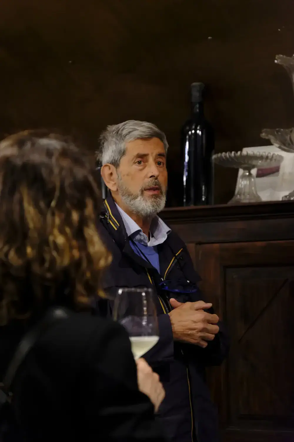 Ospiti in conversazione con un calice Balbiano durante un evento aziendale in cantina