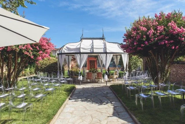 Cerimonia di matrimonio allestita nel giardino di Villa Balbiano con gazebo e sedie trasparenti