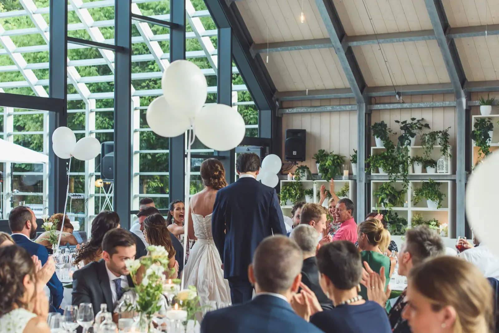 Ingresso degli sposi nella sala vetrata di Villa Balbiano tra gli applausi degli invitati