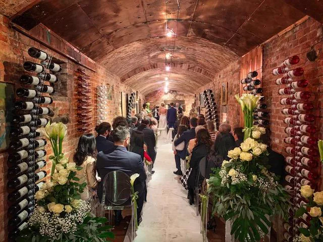 Cerimonia di matrimonio celebrata nella cantina storica a volta di Villa Balbiano