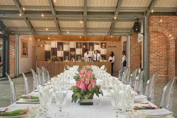 Tavolo imperiale allestito con tulipani rosa per un ricevimento di matrimonio