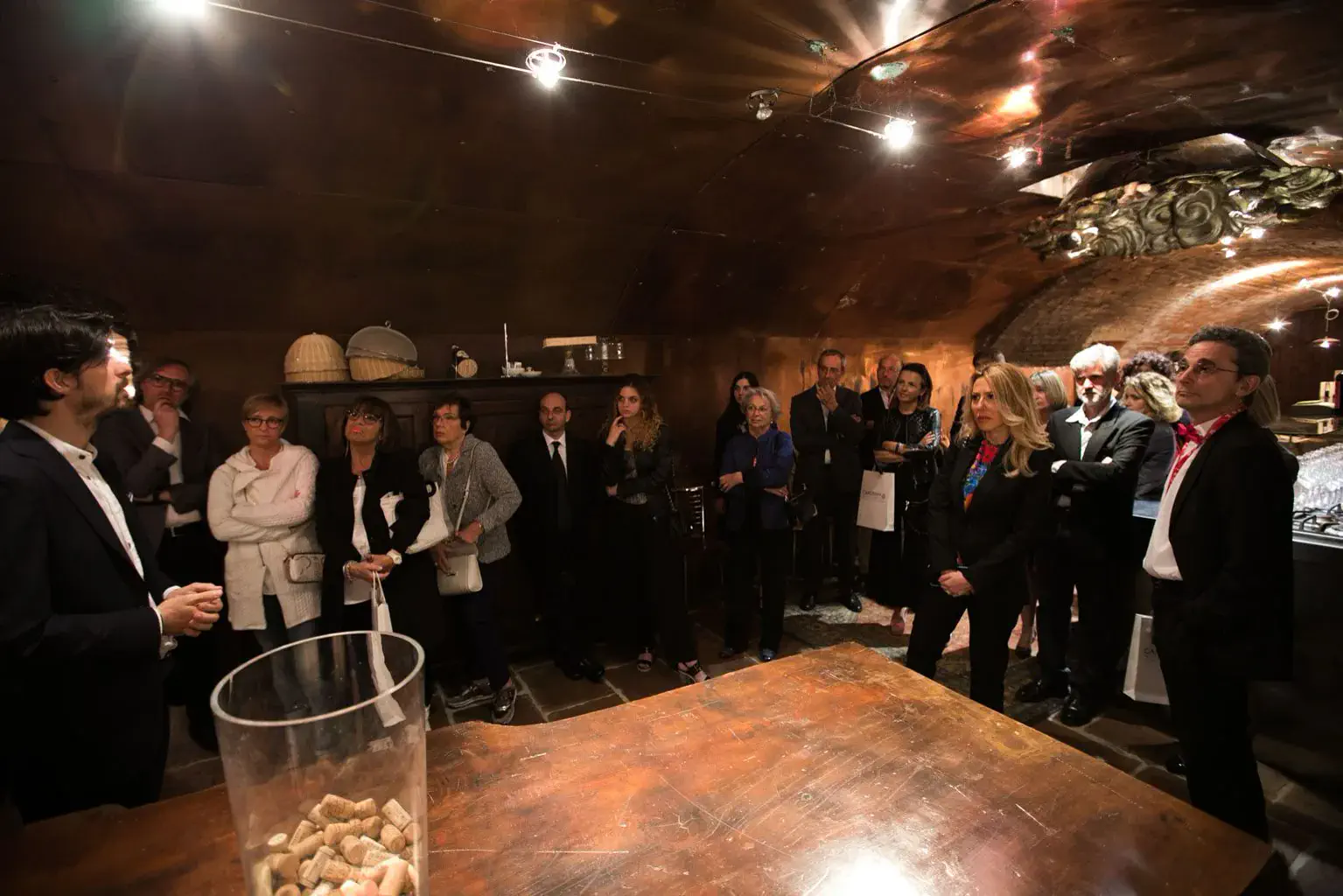 Visita guidata di gruppo nella cantina storica durante un evento aziendale